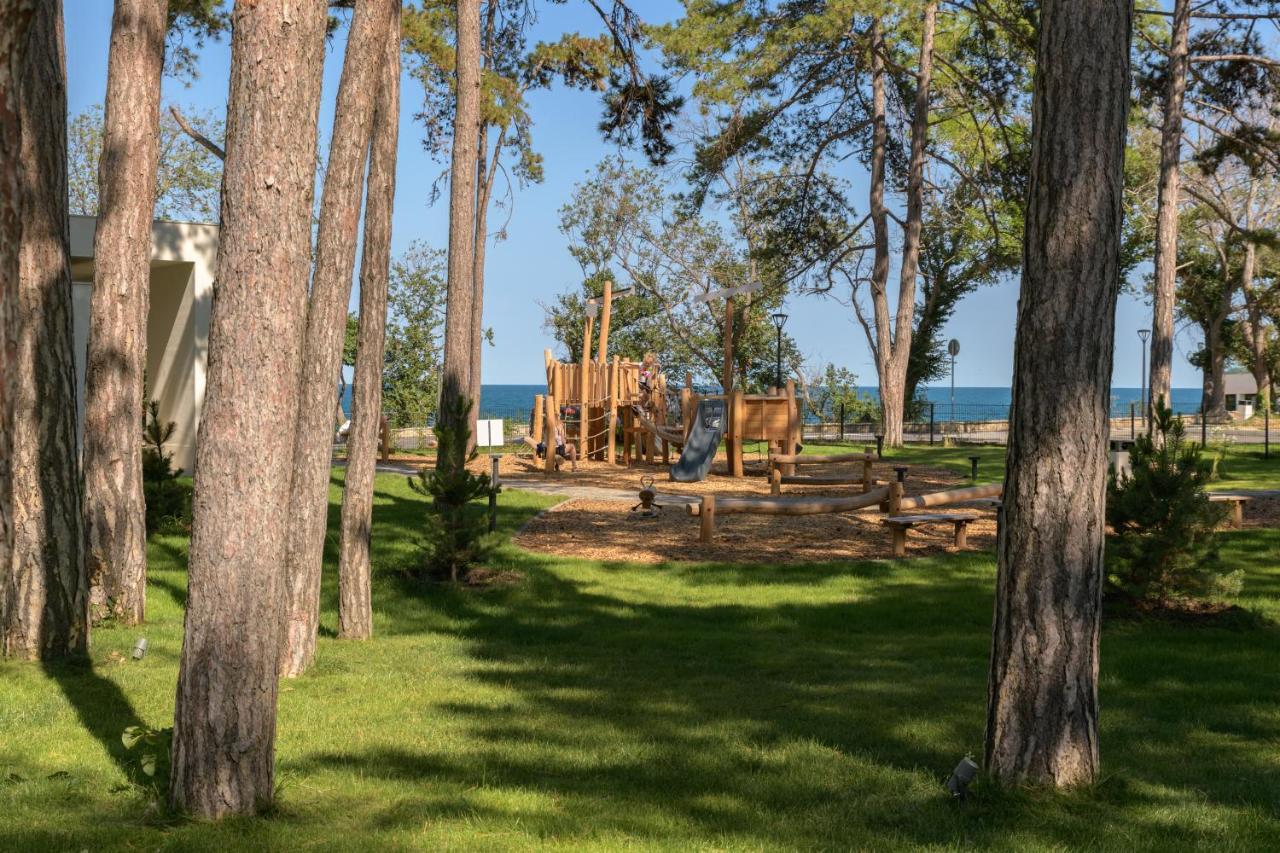 ホテル Ensana Aquahouse セインツ・コンスタンティン＆ヘレナ エクステリア 写真 Playground at the park
